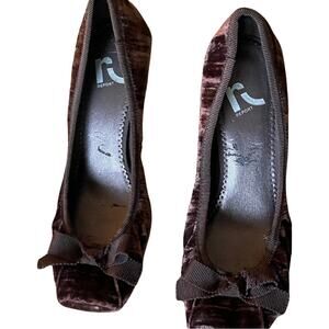 Report vintage shoes. Brown velvet bow square toe heels Size 7.5